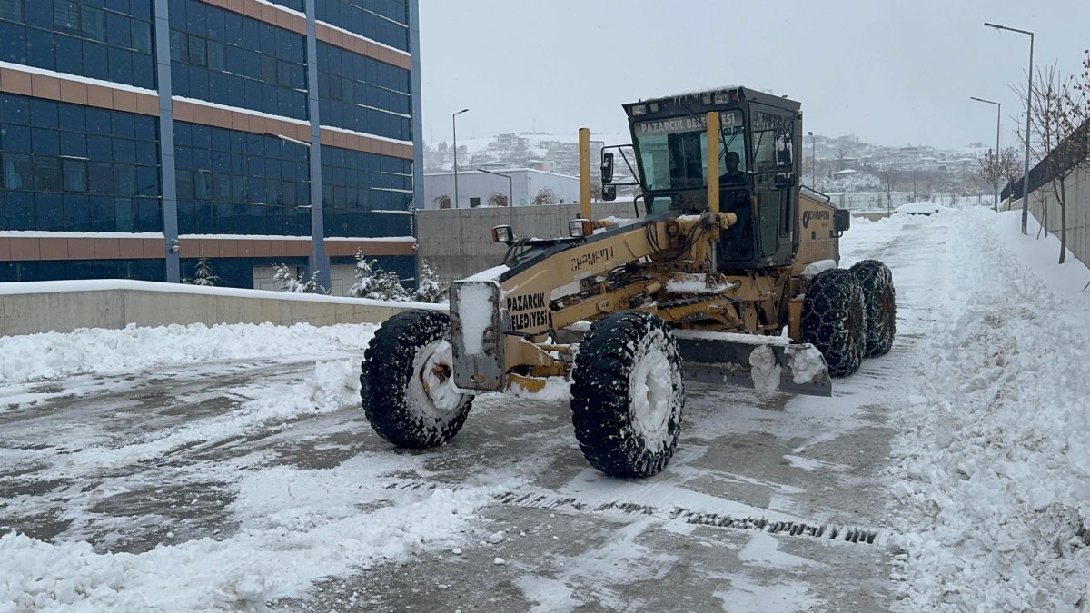Pazarcık Belediyesi Karla Mücadelede 24 Saat Esaslı Çalışıyor