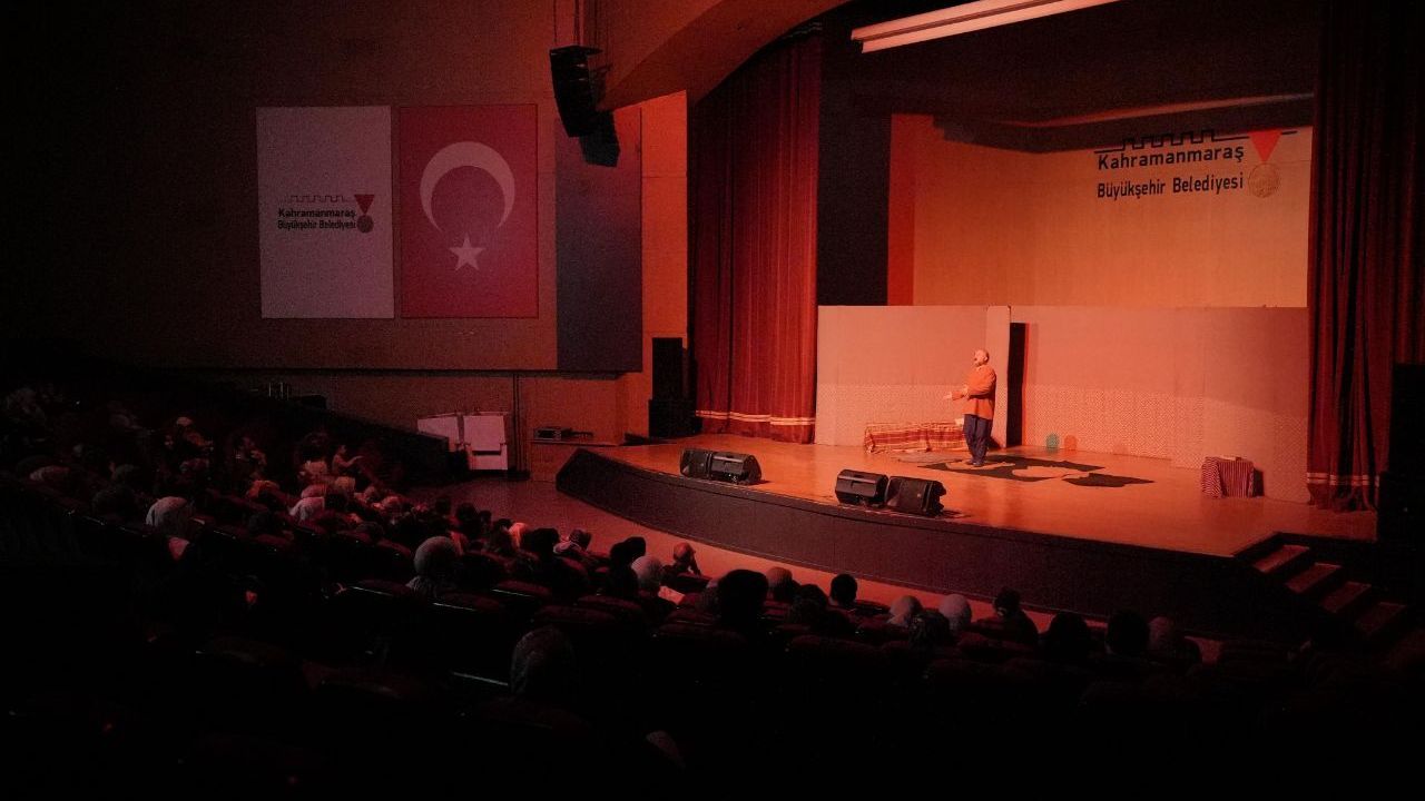 Büyükşehir’den Tiyatroseverlere Kahkaha Dolu Akşam