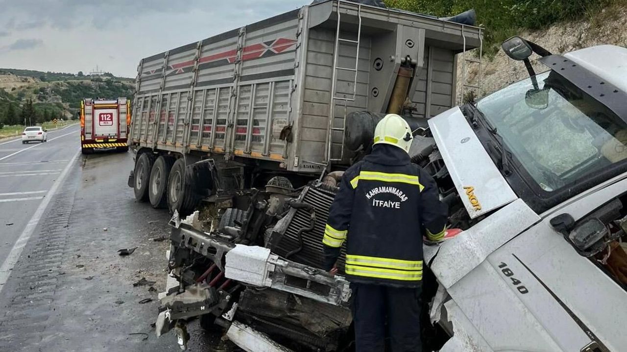 Kahramanmaraş-Gaziantep yolunda tır dehşeti: Araçta sıkışan sürücü kurtarıldı