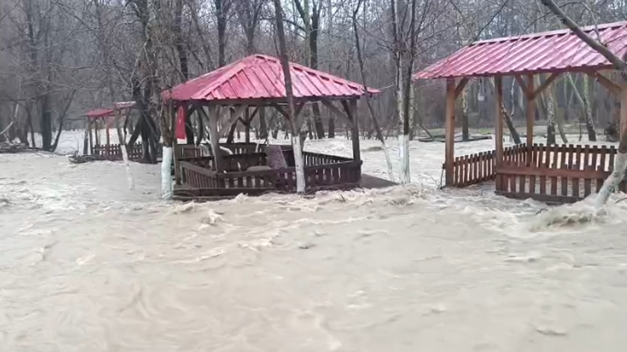 Kahramanmaraş’ta doğal afet alarmı: Dereler taştı, yollar kapandı!