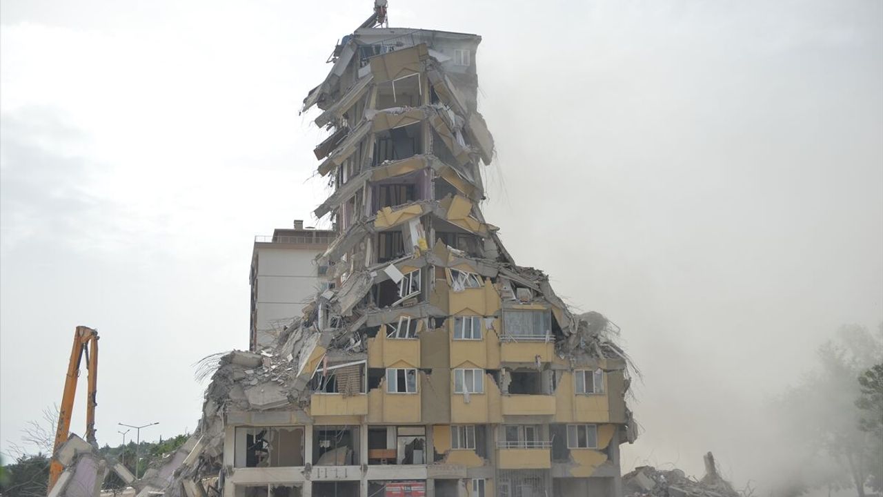 Kahramanmaraş'ta Ebrar Sitesi'nde ağır hasar alan son iki binadan biri daha kontrollü şekilde yıkıldı