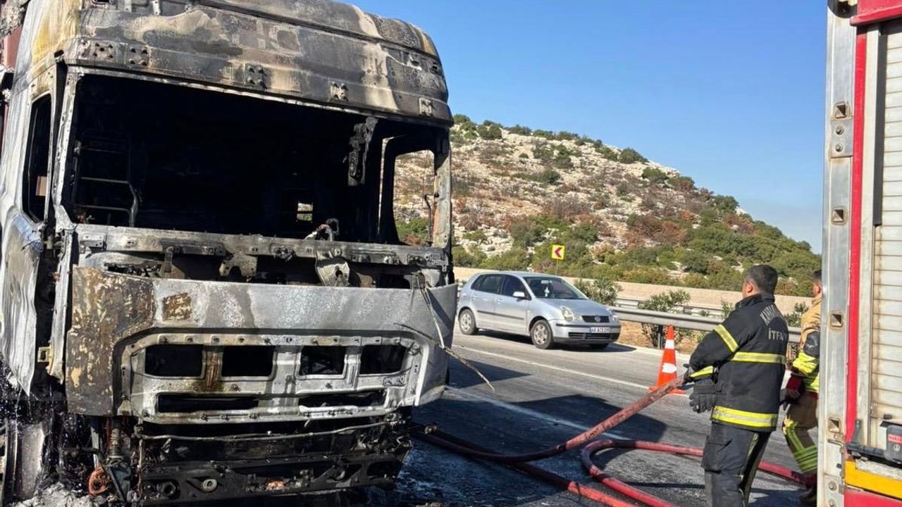 Kahramanmaraş’ta TIR Alev Aldı: Araç Küle Döndü