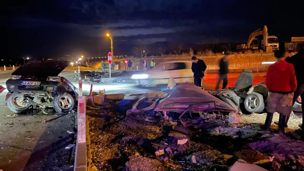 Kahramanmaraş’ta İkiye Ayrılan Araçtan Yaralı Çıktılar!